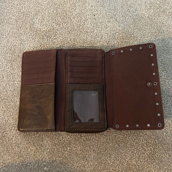 - Shyanne American Cross Wallet - Picture 2 of 4